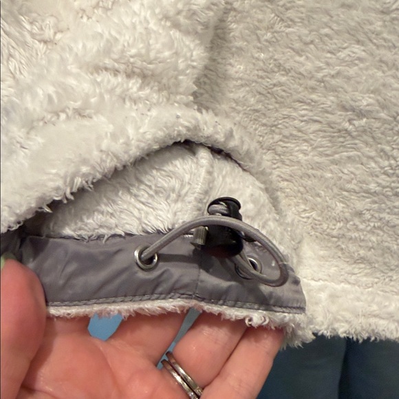 The North Face Women's white Plush Teddy Fleece Jacket - Picture 7 of 8